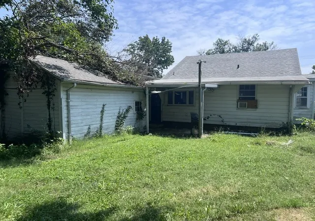 2nd image of 808 W College St, Carbondale, IL 62901 | MLS# 12733584