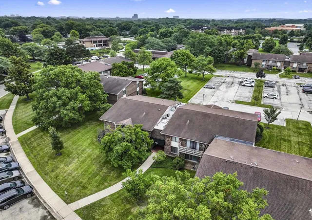 Photo 2 of Townhouse for sale at 465 Raintree Ct #2B, Glen Ellyn, IL 60137 | MLS# 12733628 | Listing updated on 2026-09-05