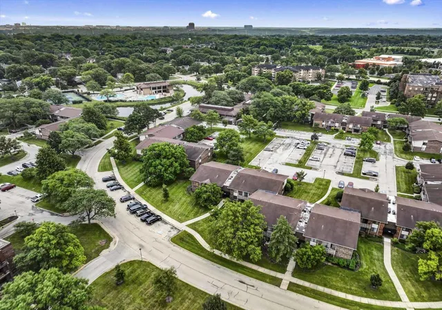 Photo 3 of Townhouse for sale at 465 Raintree Ct #2B, Glen Ellyn, IL 60137 | MLS# 12733628 | Listing updated on 2026-09-05