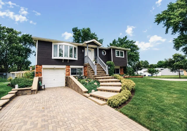 1st image of 500 Redwood Ln, Schaumburg, IL 60193 | MLS# 12733676