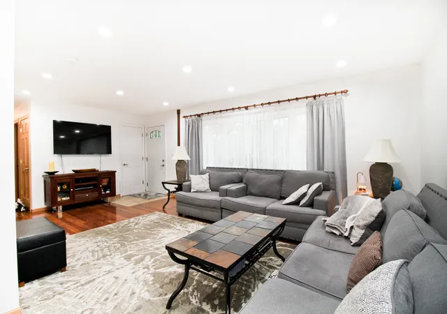 5th image of 500 Redwood Ln, Schaumburg, IL 60193 | MLS# 12733676
