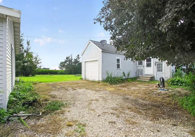 3rd image of 1112 N 33Rd Rd, Utica, IL 61373 | MLS# 12733696