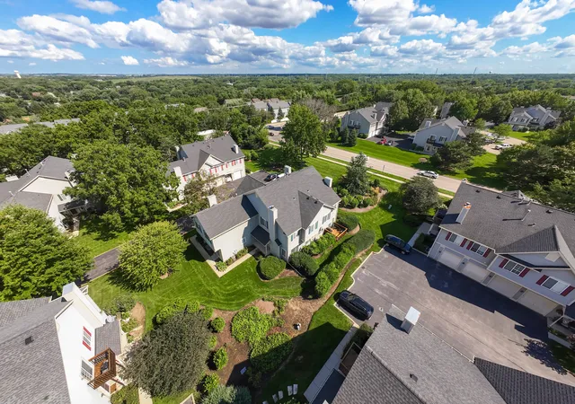 2nd image of 319 Windsor Ct, South Elgin, IL 60177