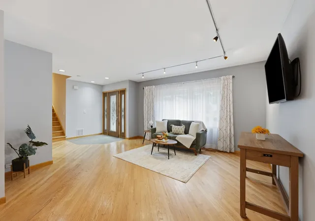 Photo 4 of Single family home for sale at 165 Abbeywood Cir, Streamwood, IL 60107 | MLS# 12733725 | Listing updated on 2026-08-28