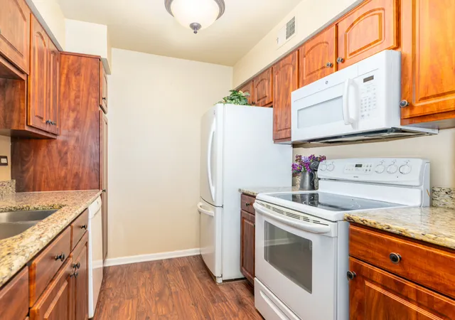 Listing Photo 5 - Condo for sale in building located at 6106 Knl Vly Dr, Willowbrook, IL 60527 - Unit #102