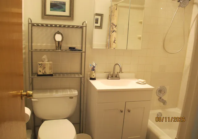 2nd image of 426 W Barry Ave, Chicago, IL 60657