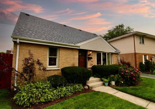 Photo 2 of Sale Pending at 11555 S Lee Rd, Alsip, IL 60803 | MLS# 12733967 | Listing updated on 2026-09-01