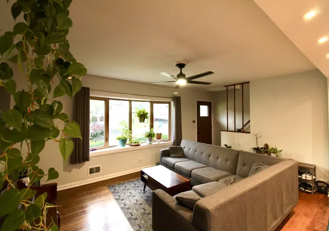 Photo 3 of Sale Pending at 11555 S Lee Rd, Alsip, IL 60803 | MLS# 12733967 | Listing updated on 2026-09-01