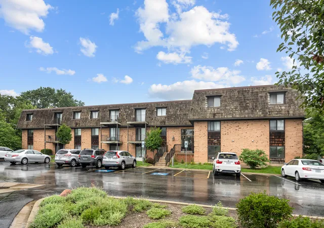 Listing Photo 2 - Condo for sale in building located at 1 Oak Creek Dr, Buffalo Grove, IL 60089 - Unit #2303