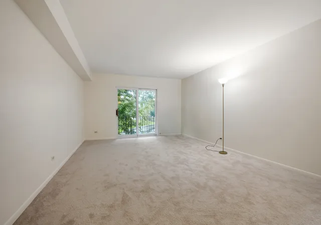 Listing Photo 4 - Condo for sale in building located at 1 Oak Creek Dr, Buffalo Grove, IL 60089 - Unit #2303