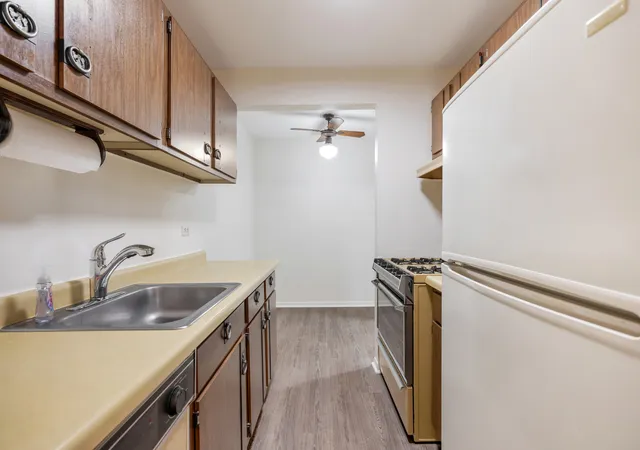Listing Photo 5 - Condo for sale in building located at 1 Oak Creek Dr, Buffalo Grove, IL 60089 - Unit #2303
