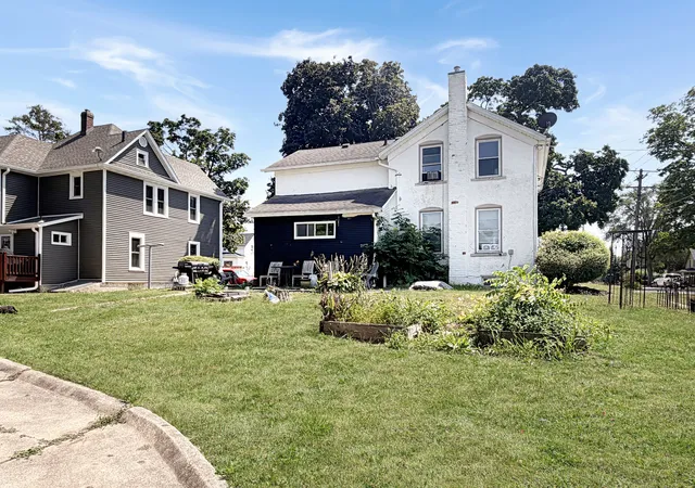 Photo 2 of Single family home for sale at 428 W Chestnut St, Freeport, IL 61032 | MLS# 12734204 | Listing updated on 2026-08-25