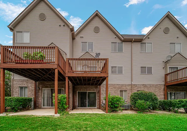 Photo 22 of Townhouse for sale at 673 E Fountainview Dr #673, Mundelein, IL 60060 | MLS# 12734328 | Listing updated on 2026-09-08