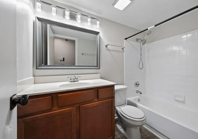 Listing Photo 5 - Condo for sale in building located at 104 Glengarry Dr, Bloomingdale, IL 60108 - Unit #208