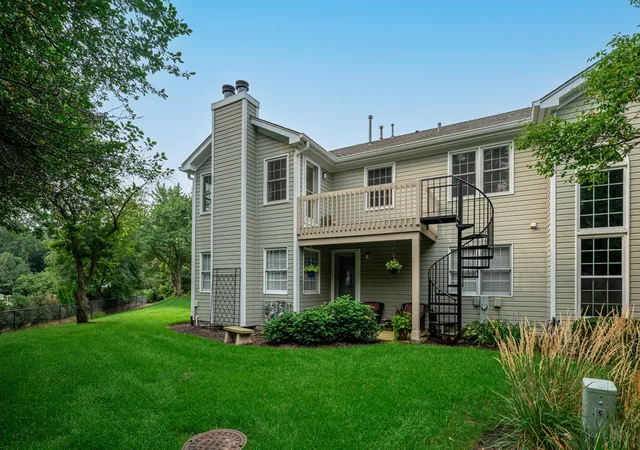 2nd image of 550 Bradbury Ln, Geneva, IL 60134