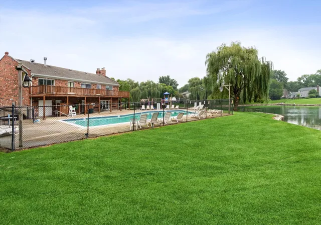 Listing Photo 2 - Condo for sale in building located at 1105 Mount Vernon Ct, Wheaton, IL 60189 - Unit #A