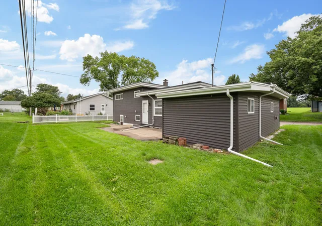 Photo 2 of Single family home for sale at 1563 W Garfield St, Davenport, IA 52804 | MLS# 12734417 | Listing updated on 2026-10-27