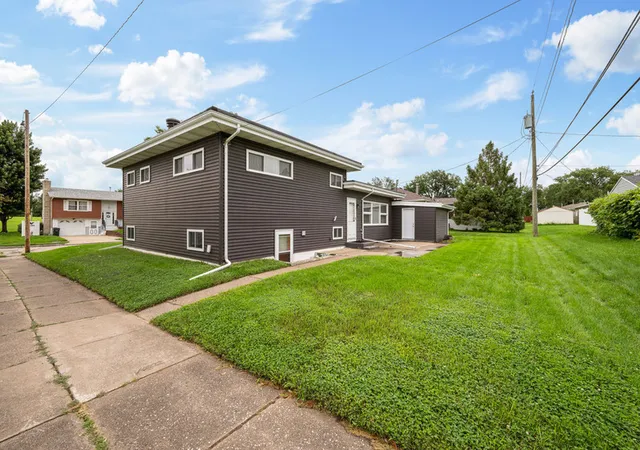 Photo 3 of Single family home for sale at 1563 W Garfield St, Davenport, IA 52804 | MLS# 12734417 | Listing updated on 2026-10-27