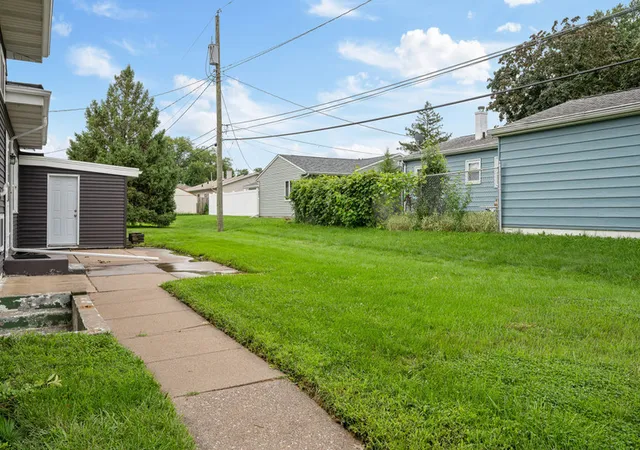 Photo 4 of Single family home for sale at 1563 W Garfield St, Davenport, IA 52804 | MLS# 12734417 | Listing updated on 2026-10-27