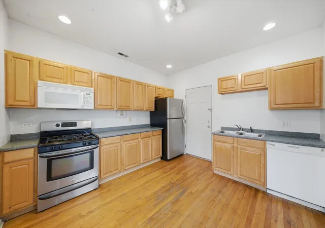 Listing Photo 4 - Condo for sale in building located at 850 E 82Nd St, Chicago, IL 60619 - Unit #3