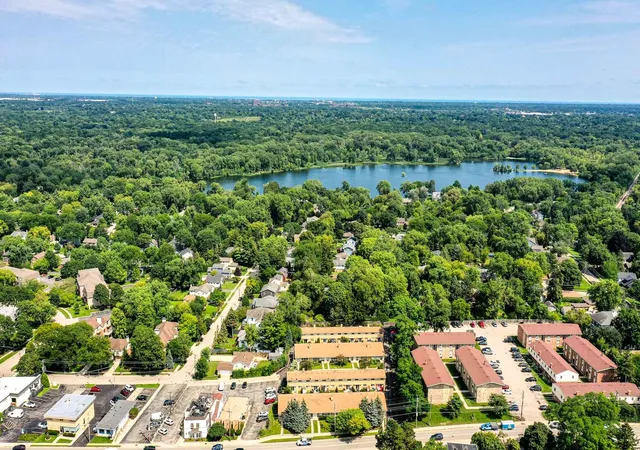 Listing Photo 2 - Condo for sale in building located at 924 N Milwaukee Ave, Libertyville, IL 60048 - Unit #D