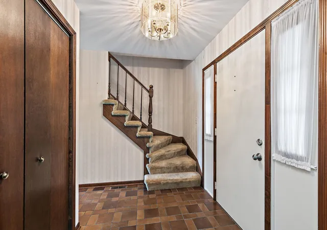 3rd image of 1105 Beach Comber Dr, Schaumburg, IL 60193 | MLS# 12734560