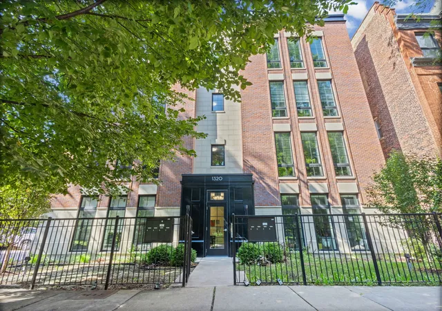 2nd image of 1320 W Lexington St #2W, Chicago, IL 60607 | MLS# 12734606