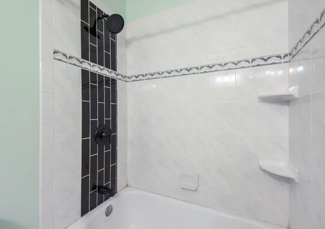 image of 1301 N Gln Cir, Aurora, IL 60506