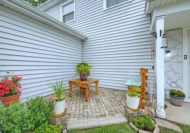 image of 1301 N Gln Cir, Aurora, IL 60506
