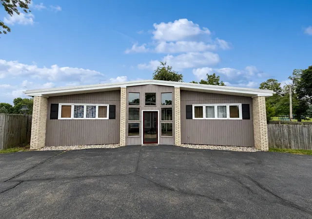 Photo 2 of Single family home for sale at 210 Hartway Ct, Montgomery, IL 60538 | MLS# 12734777 | Listing updated on 2026-08-25