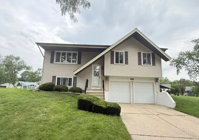 3rd image of 1916 Capital Ct, Schaumburg, IL 60193 | MLS# 12734801