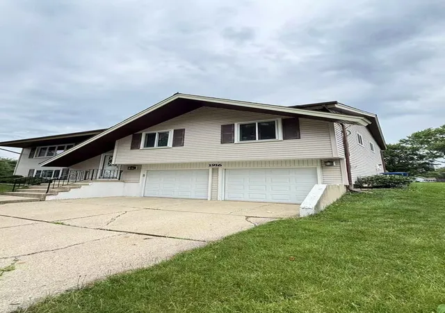 32nd image of 1916 Capital Ct, Schaumburg, IL 60193 | MLS# 12734801