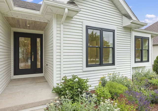 2nd image of 1004 Golden Ave, Woodstock, IL 60098 | MLS# 12734802