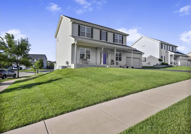 Photo 3 of Single family home for sale at 594 Camellia Ave, Aurora, IL 60505 | MLS# 12734858 | Listing updated on 2026-08-23
