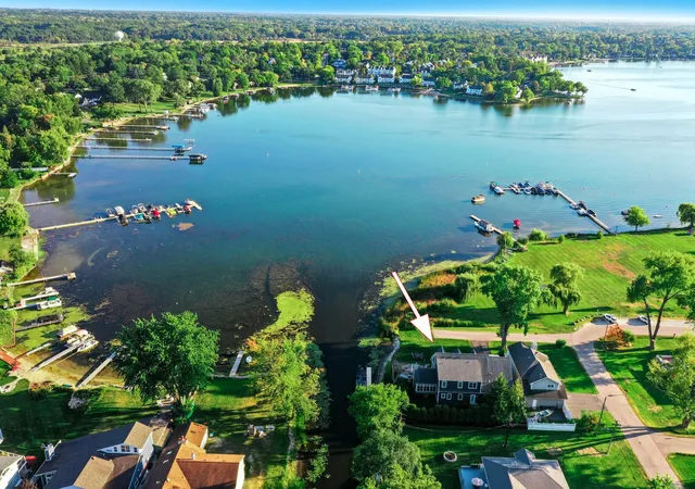 2nd image of 827 Edgewater Pkwy, Wauconda, IL 60084 | MLS# 12734904