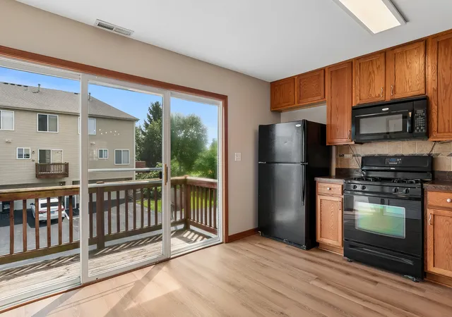 4th image of 584 Lincoln Station Dr, Oswego, IL 60543 | MLS# 12734962