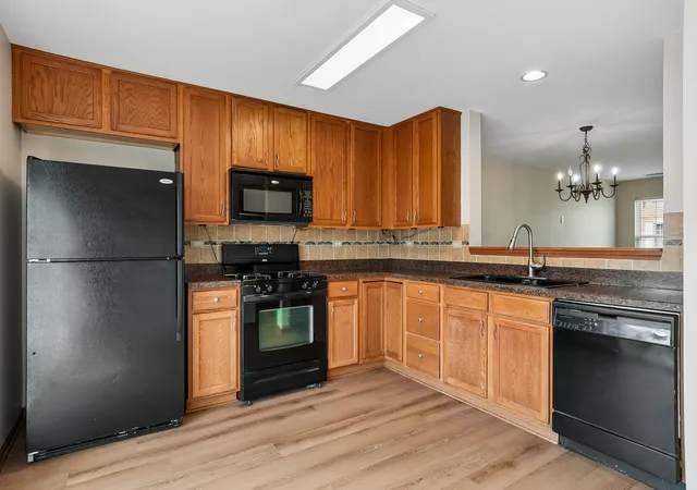 5th image of 584 Lincoln Station Dr, Oswego, IL 60543 | MLS# 12734962