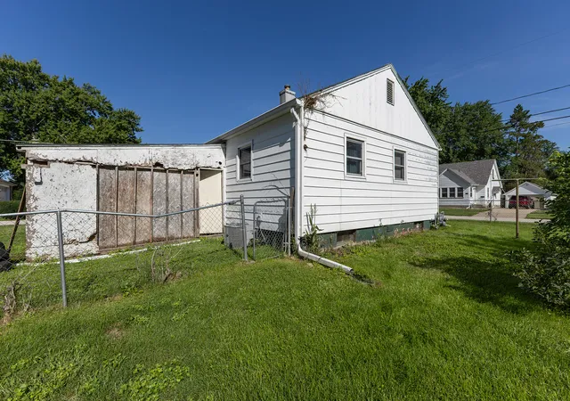 Photo 2 of Single family home for sale at 218 E South St, Geneseo, IL 61254 | MLS# 12734974 | Listing updated on 2026-08-23
