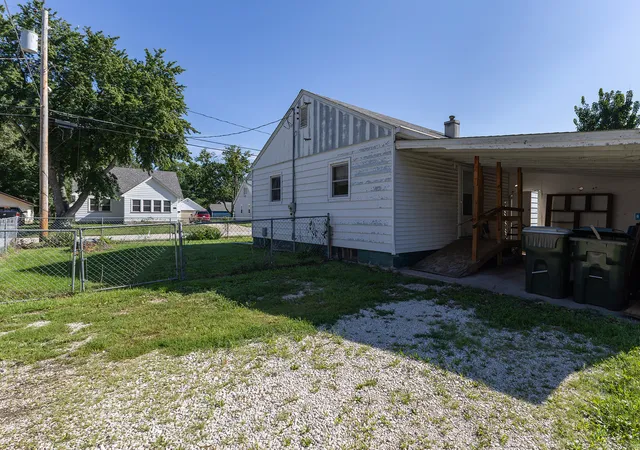 Photo 3 of Single family home for sale at 218 E South St, Geneseo, IL 61254 | MLS# 12734974 | Listing updated on 2026-08-23
