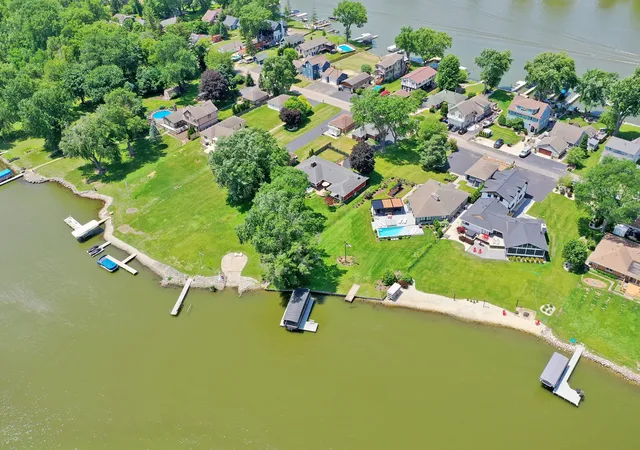 Photo 4 of Single family home for sale at 905 River Ter Dr, Johnsburg, IL 60051 | MLS# 12734995 | Listing updated on 2026-08-23