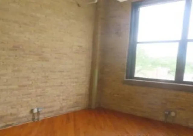 2nd image of 601 Linden Pl, Evanston, IL 60202