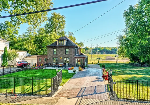 Photo 3 of Single family home for sale at 527 E Main St, Ottawa, IL 61350 | MLS# 12735115 | Listing updated on 2026-08-25