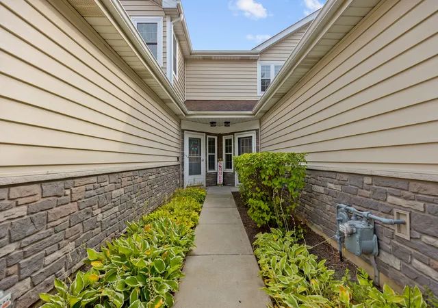 2nd image of 1181 Regency Dr, Schaumburg, IL 60193 | MLS# 12735135