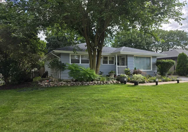 Photo 2 of Single family home for sale at 605 E Maple Ave, Mundelein, IL 60060 | MLS# 12735196 | Listing updated on 2026-08-26