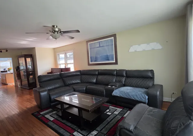 Photo 4 of Single family home for sale at 605 E Maple Ave, Mundelein, IL 60060 | MLS# 12735196 | Listing updated on 2026-08-26