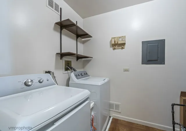 2nd image of 228 Arrowwood Ct, Schaumburg, IL 60193