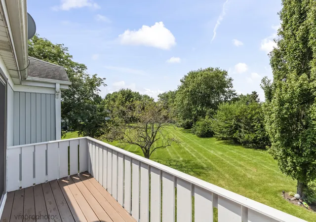 5th image of 228 Arrowwood Ct, Schaumburg, IL 60193
