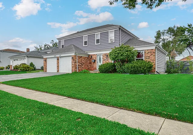 Photo 3 of Single family home for sale at 2913 Greenwood Rd, Hazel Crest, IL 60429 | MLS# 12735270 | Listing updated on 2026-08-25