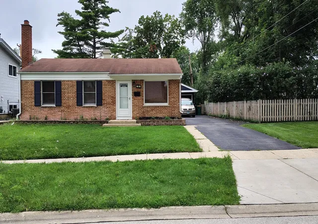 Photo 2 of Single family home for sale at 390 E Diane Dr, Buffalo Grove, IL 60089 | MLS# 12735393 | Listing updated on 2026-09-06