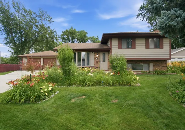 2nd image of 127 Barrett Ln, Schaumburg, IL 60193 | MLS# 12735440